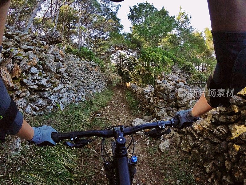 山地自行车女孩骑森林Lošinj /小径地中海夫妇